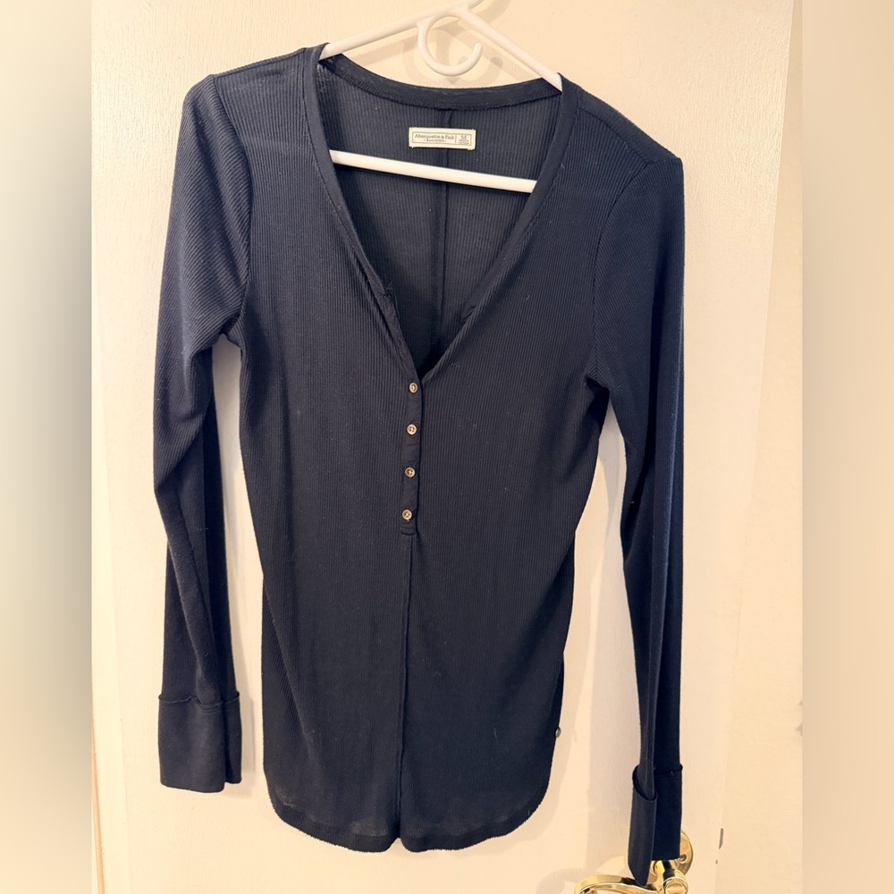 Abercrombie & Fitch Deep V-Neck Black Long Sleeve Buttoned Top Size Medium